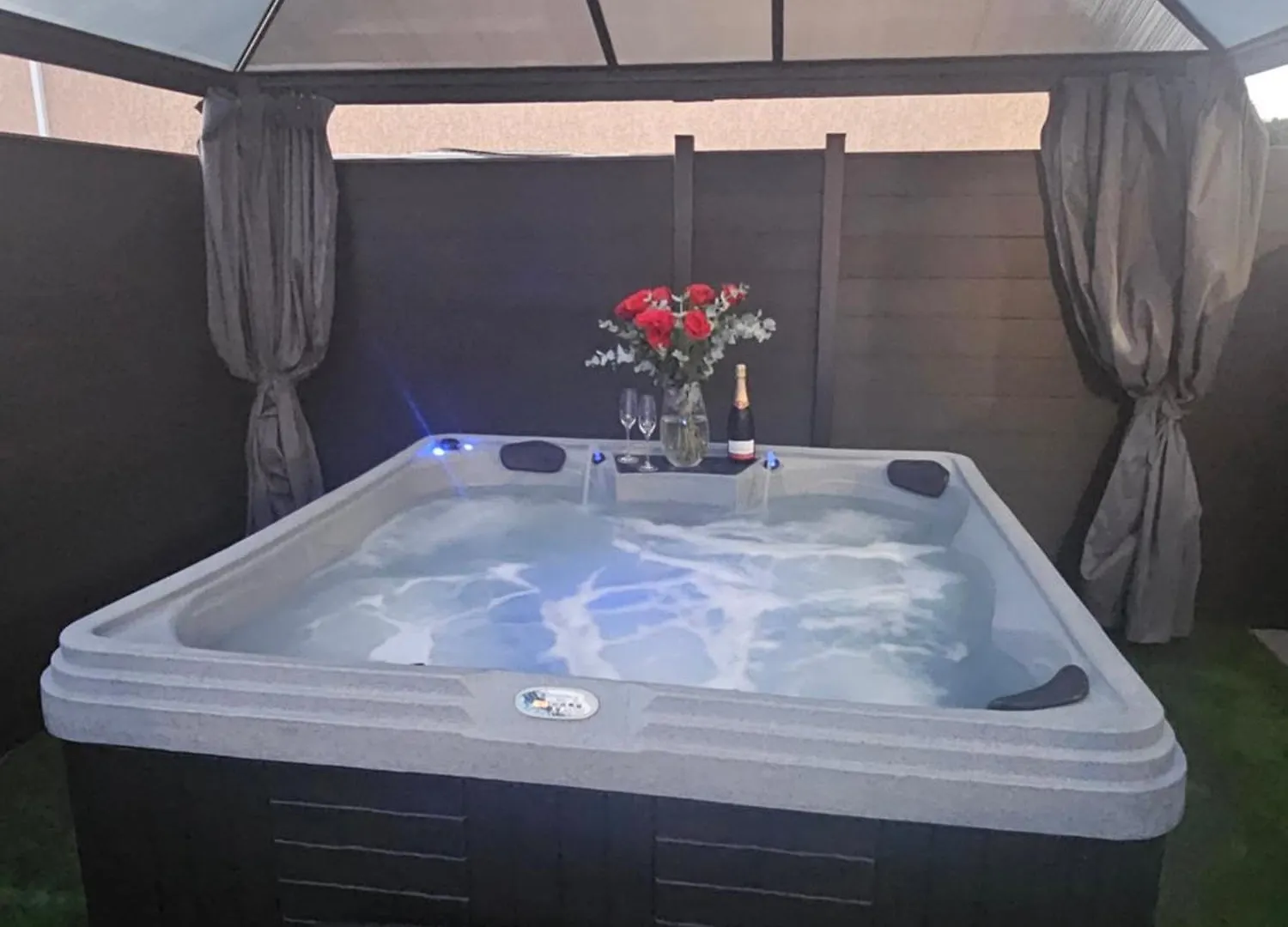 Hebergement Privee Jaccuzzi En Supplement Saint-Clair-du-Rhone Nocleg ze śniadaniem